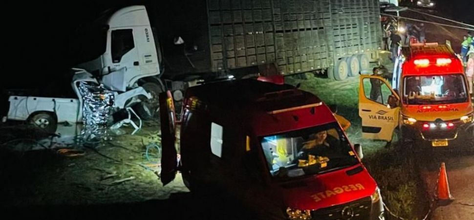 Coliso frontal entre carreta boiadeira e caminhonete deixa dois mortos e criana ferida na BR-163