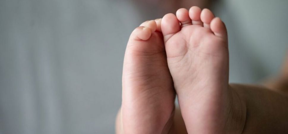 Homem é preso após ser achado caído e bêbado ao lado de bebê de 4 meses