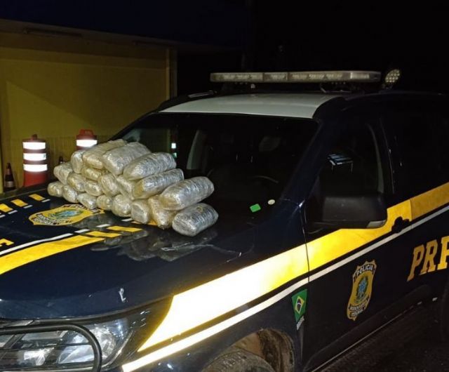Polcia Civil e PRF apreendem 20 tabletes de maconha transportados em veculo na BR-070