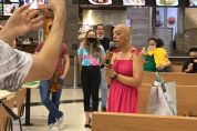 Flash mob em shopping de Cuiab homenageia sobrevivente de cncer