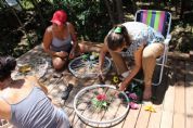 Artes de Juna transforma rodas de bicicleta em arte em aula presencial