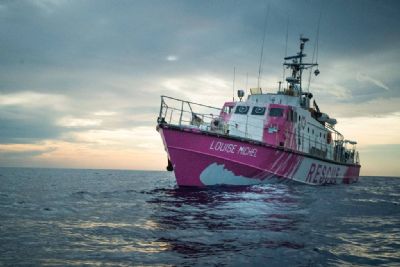 Banksy financia navio para resgatar refugiados no mar Mediterrneo
