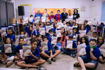 Autora cuiabana de livro infantojuvenil distribui 500 exemplares para alunos de Cuiab