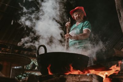 Idosa pantaneira ganha documentrio e galeria de fotos pela sabedoria na produo de farinha