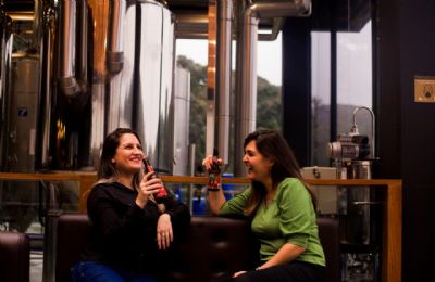 Cervejaria brasileira lana cerveja produzida apenas por mulheres