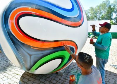 Bola gigante da Copa em Cuiab passa por restaurao