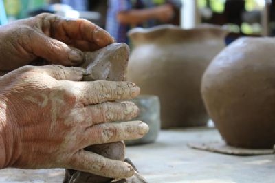 Ceramistas realizam exposio em homenagem  pioneira de So Gonalo Beira Rio