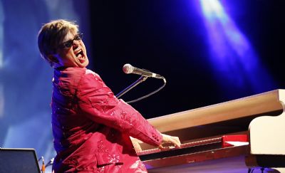 Cover oficial de Elton John faz tributo em Cuiab nesta sexta
