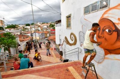 Conscincia Negra: Artistas cuiabanos grafitam a escadaria do Beco Alto