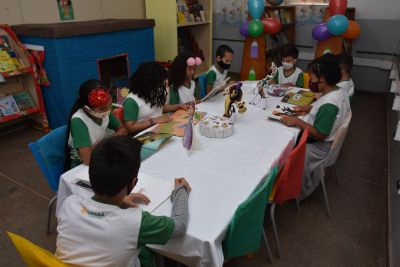 Escola municipal ganha espao literrio organizado com material reciclado