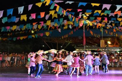 Muito arraiá, outras festas populares e mistura de samba, funk, rap e gargalhadas