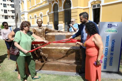 Biblioteca Estadual inaugura esttua em homenagem ao historiador Estevo de Mendona