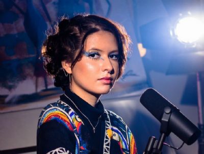 Conhea Izafeh, cantora e compositora revelao de Vrzea Grande