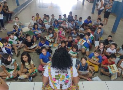 Instituto Saberes distribui 5 mil kits de livros para crianas de Juna