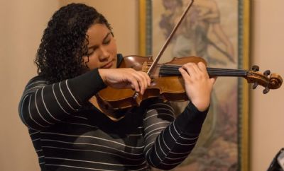 Violinista cuiabana est de malas prontas para mestrado nos Estados Unidos