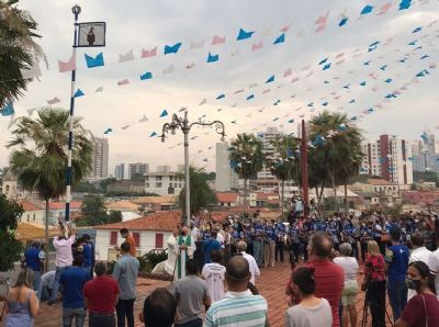 Fotos e vdeo: Levantamento do mastro abre festividades de So Benedito