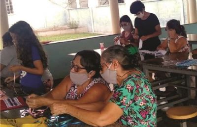 Moradores aprendem a confeccionar bordados e brinquedos no distrito de Paraso do Leste