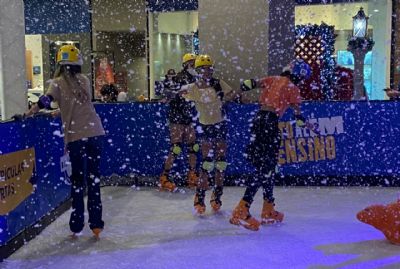 Natal com 'neve' em Vrzea Grande: Shopping oferece patinao no gelo