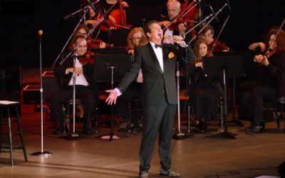 Cantor americano interpreta Frank Sinatra em show no Teatro Zulmira neste sbado