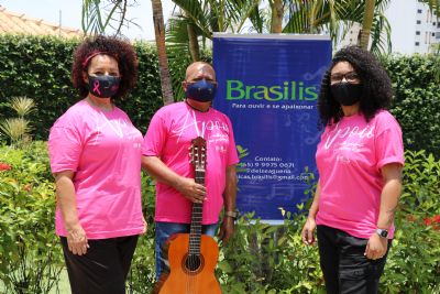 Trio Brasilis realiza show drive-in em encerramento do Outubro Rosa