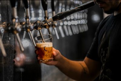 Louvada Day: cervejaria distribui brindes e descontos em bares e restaurantes