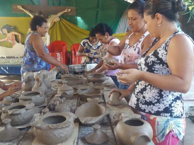 Domingas ensina artesanato em cermica em projeto que visa perpetuao da cultura de MT
