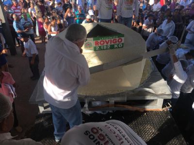 Vdeo | Moradores de Curvelndia batem meta e produzem queijo gigante de mais de duas toneladas