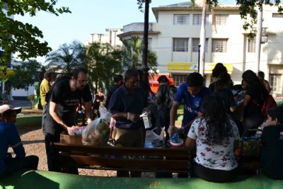 Caf Solidrio distribui alimento a pessoas em situao de vulnerabilidade social em Cuiab