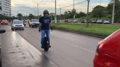 Advogado viraliza nas redes ao usar monociclo eltrico para trabalhar em Cuiab