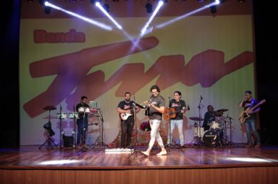 Edmilson Maciel e Banda Terra fazem show no Jardim Florianpolis, em Cuiab, nesta sexta