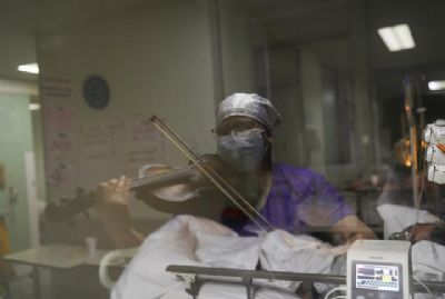 Vdeo: enfermeira faz serenata para pacientes com covid aps turno