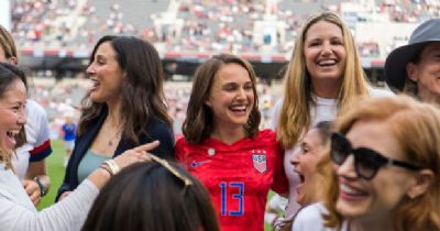 Natalie Portman lana time de futebol feminino comandado por atrizes e atletas