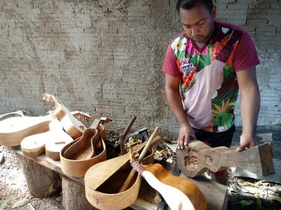 Mestre violeiro oferta oficina de viola de cocho e tradies populares