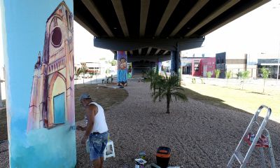 Artistas pintam smbolos locais em viaduto de Cuiab