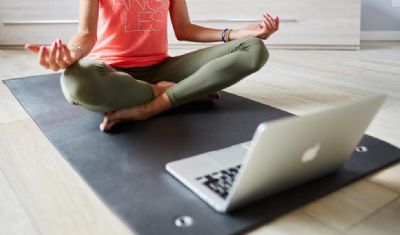 'Retiro online' promove prticas de yoga e mindfulness para mais foco e autocuidado