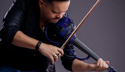 'Malcom Sinfnico' volta com Yllen Almeida tocando clssicos do rock no violino
