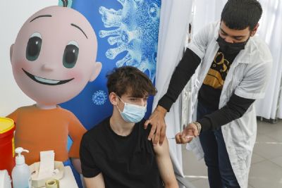Adolescentes comeam a ser vacinados em Israel