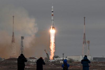 Nave russa Soyuz decola e leva bilionrio japons  Estao Espacial Internacional