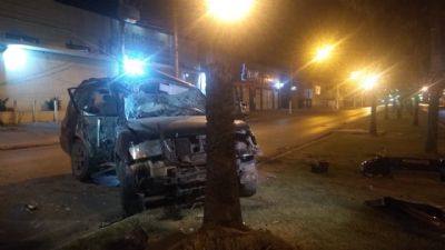 Carro de luxo arranca rvore da avenida Tenente Coronel Duarte em Cuiab