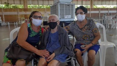 Idosa de 112 anos  vacinada contra a covid-19 e filha comemora