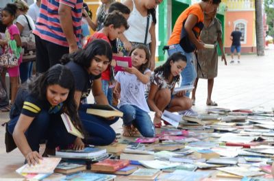 No dia nacional do livro infantil, Bibliotecas Saber com Sabor deixam livros em locais pblicos