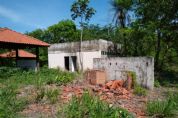 Comunidade sofre sem asfalto e vida de crianas  colocada em risco diariamente; fotos e vdeo