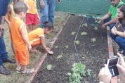 Crianas aprendem na brincadeira a cultivar hortas e alimentao saudvel
