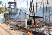 Incndio em terreno baldio assusta servidores no Centro Poltico; vdeo e fotos