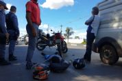 Motociclista bate na traseira de veculo e fica ferido na Miguel Sutil; vdeo e fotos