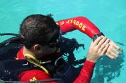 Mergulhadores enfrentam guas turvas e profundas para auxiliar em buscas e investigaes