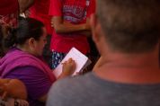 Para garantir vagas, pais e alunos acampam na calada de escola estadual em Cuiab