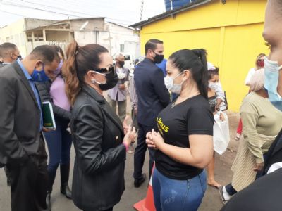 Vdeo | Virgnia Mendes vai ao CPA entregar cestas bsicas para famlias na fila do 'ossinho'
