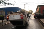 Carro capota em acidente no centro de Cuiab; veja fotos