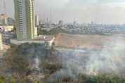 Vdeo: incndio em terreno se alastra e bombeiros so acionados